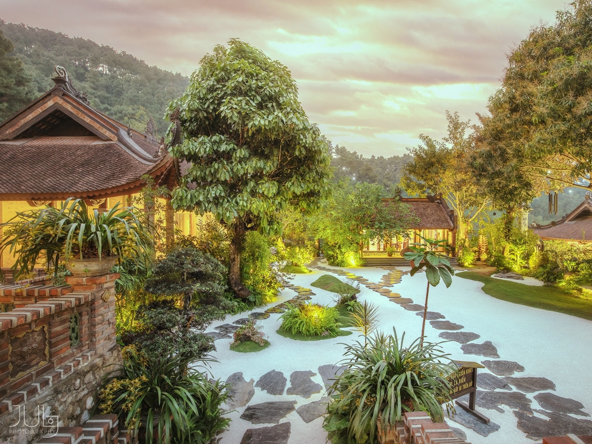 Địa Tạng Phi Lai Tự mang một vẻ đẹp bình yên, tựa chốn bồng lai tiên cảnh