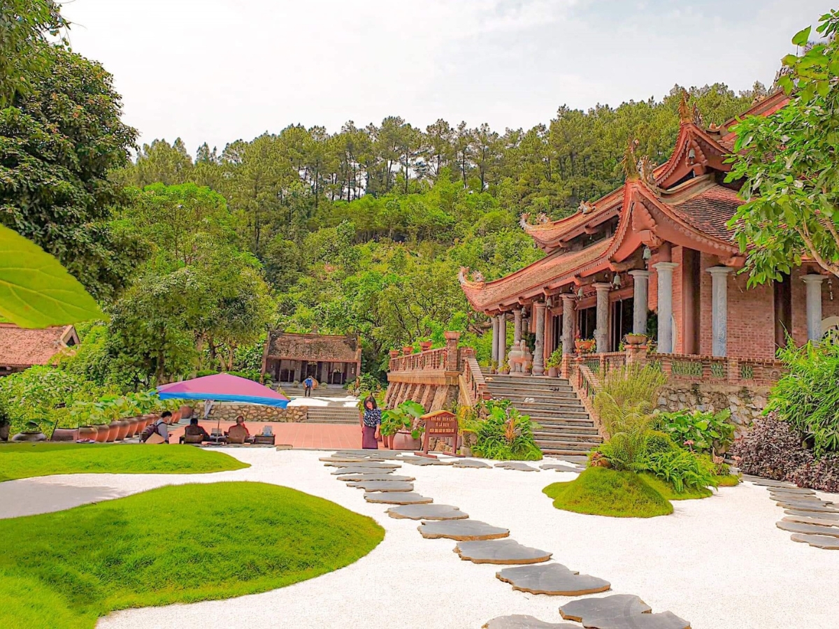 Ngỡ ngàng trước vẻ đẹp nơi cửa Phật của chùa Địa Tạng Phi Lai Tự.