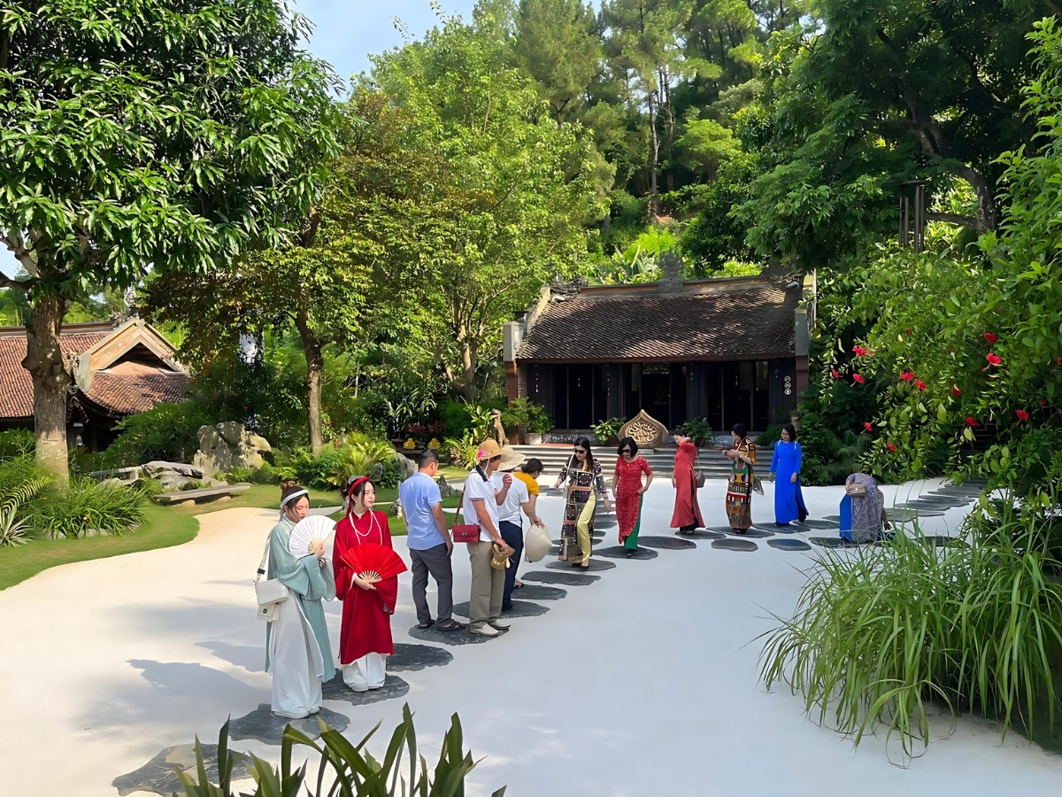 Đường đi đến chùa Địa Tạng Phi Lai Tự khá dễ dàng và thuận tiện cho du khách ghé thăm.