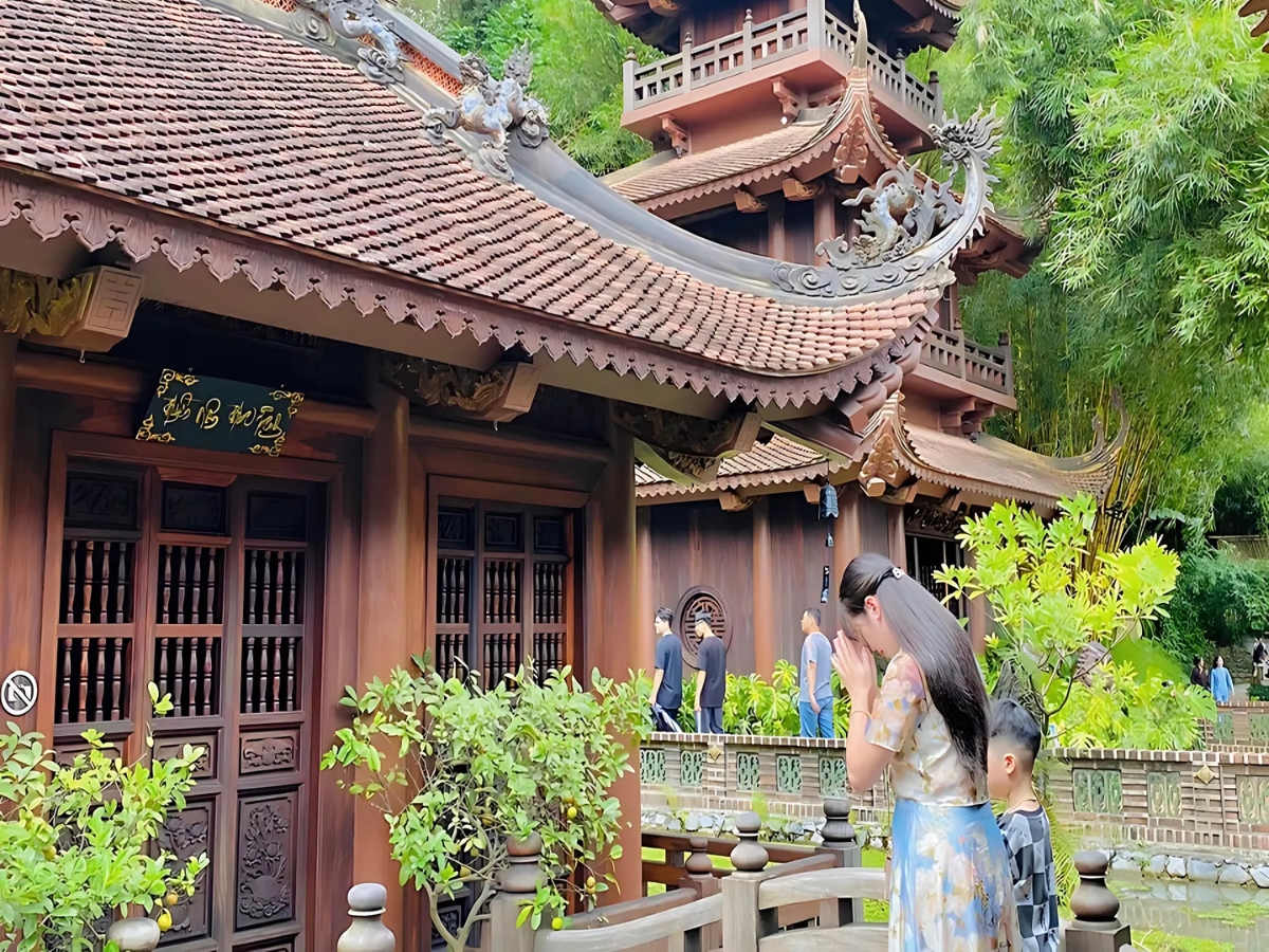 Du khách đến chiêm bái và vãn cảnh tại chùa Địa Tạng Phi Lai Tự.