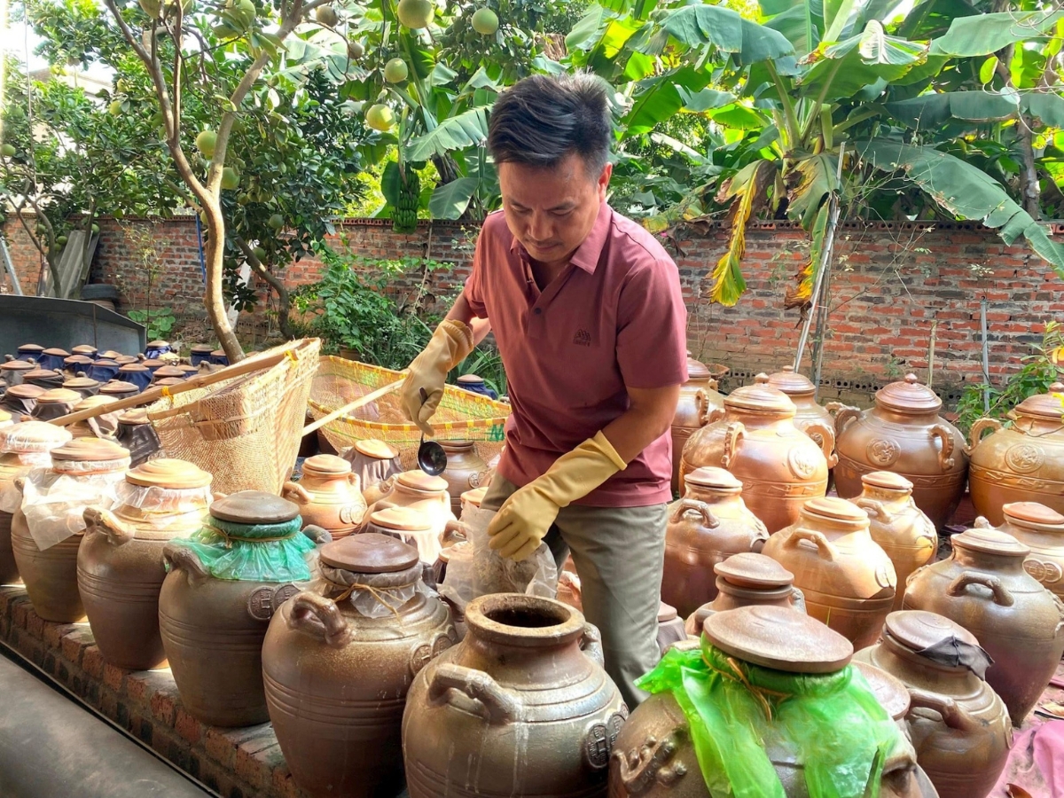 Mắm cáy được ủ chượp bằng hũ sành trong thời gian dài, giữ trọn hương vị truyền thống