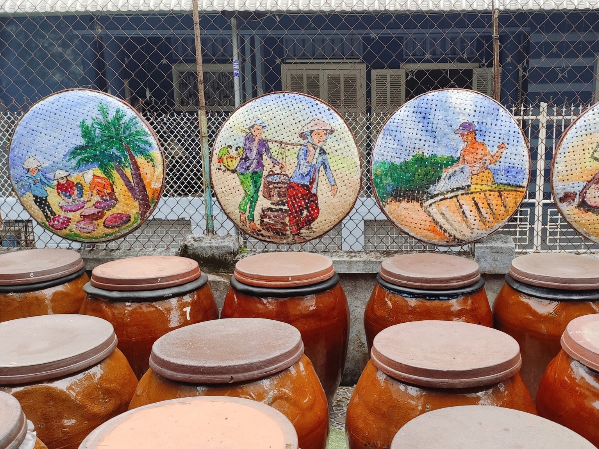 Tìm hiểu quy trình chế biến và mua mắm tại các làng nghề truyền thống.