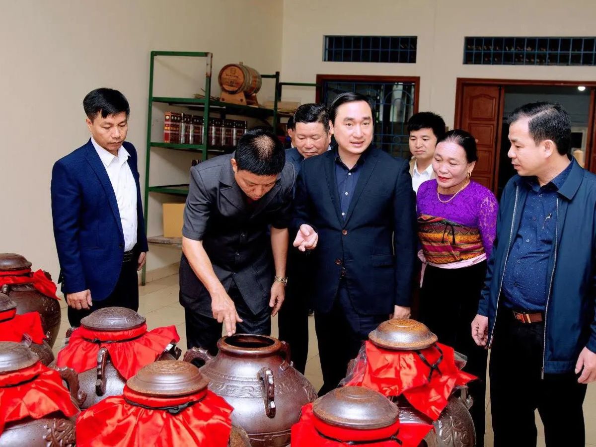 Tham quan và tìm hiểu quy trình nấu rượu của người dân làng Vọc.