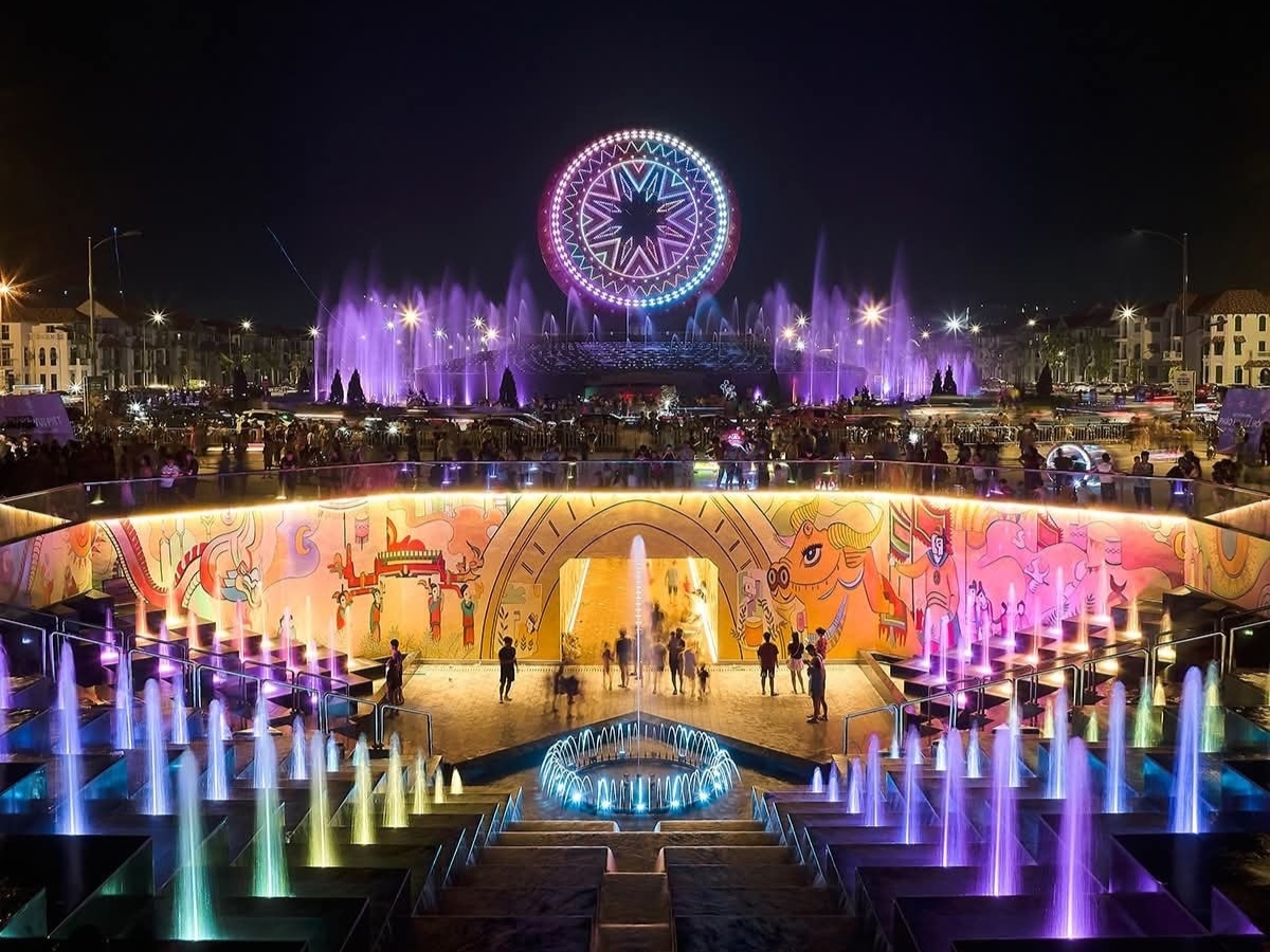 Thưởng thức nhạc nước và ngắm pháo hoa tại quảng trường Trống Đọi Tam vào dịp cuối tuần.