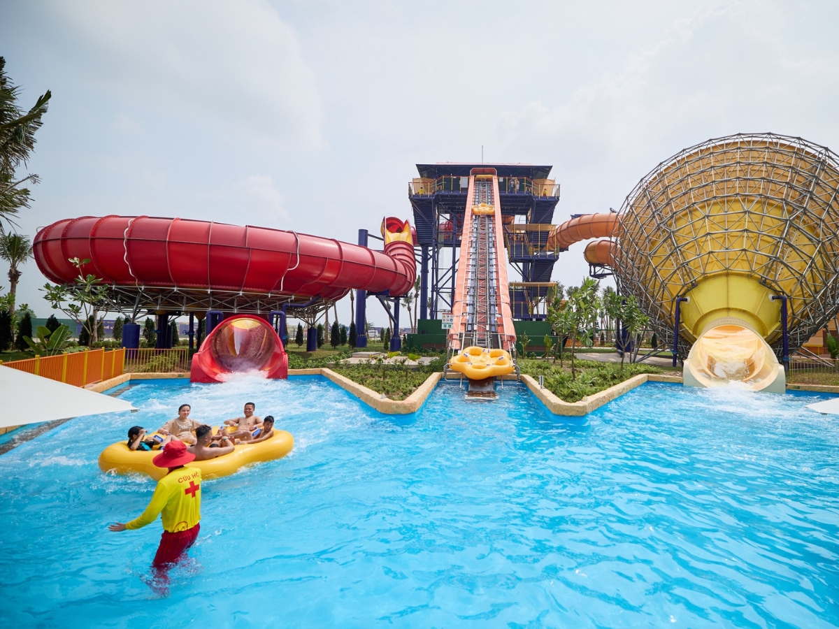 Vui chơi thỏa thích và tận hưởng dòng nước mát lạnh tại công viên nước Sun World Ha Nam.