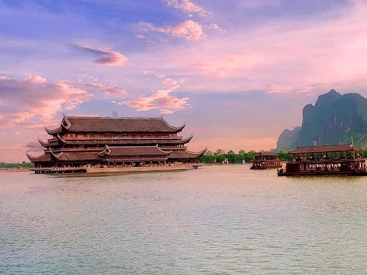 Tam Chúc dưới ánh hoàng hôn đẹp đến nao lòng.