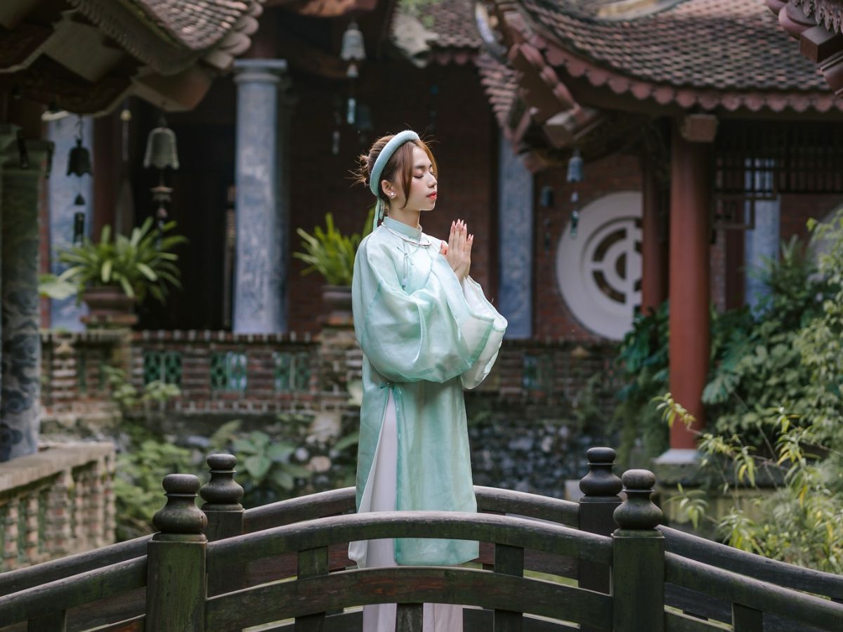 Du khách chụp ảnh Việt phục tại chùa Địa Tạng Phi Lai Tự.