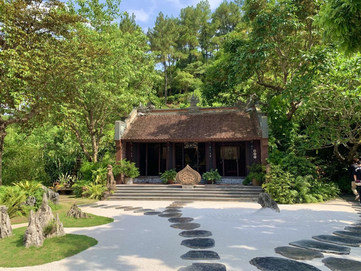 Địa Tạng Phi Lai Tự với không gian thiền định bình yên.