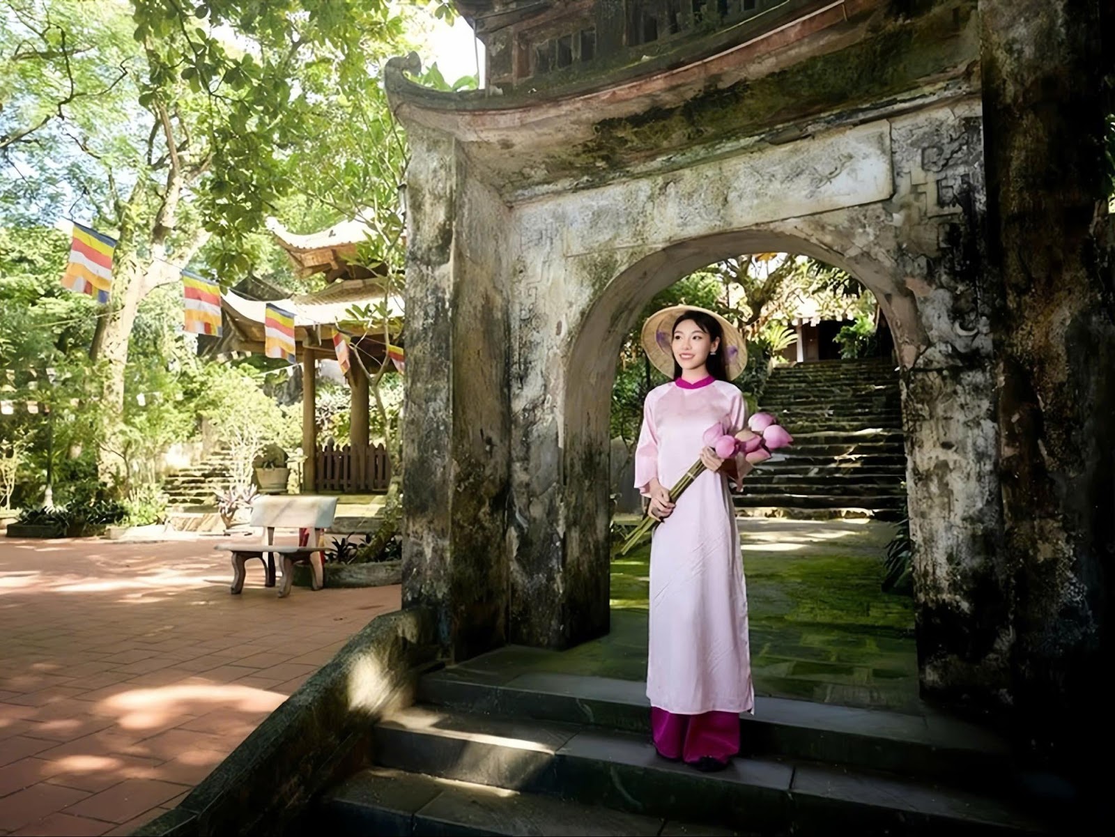 Du khách có thể chụp ảnh áo dài tại chùa Long Đọi Sơn