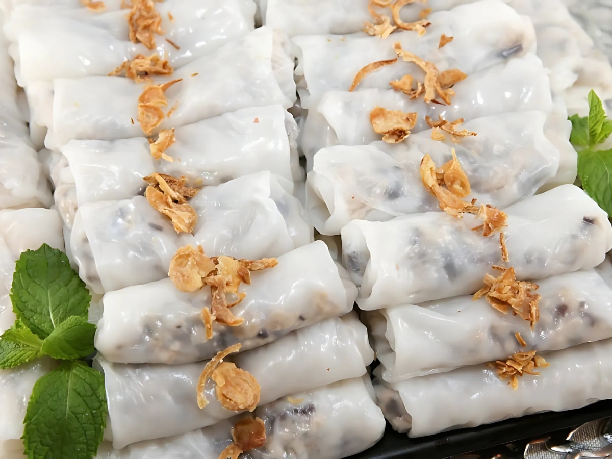 Thưởng thức đặc sản bánh cuốn Phủ Lý.
