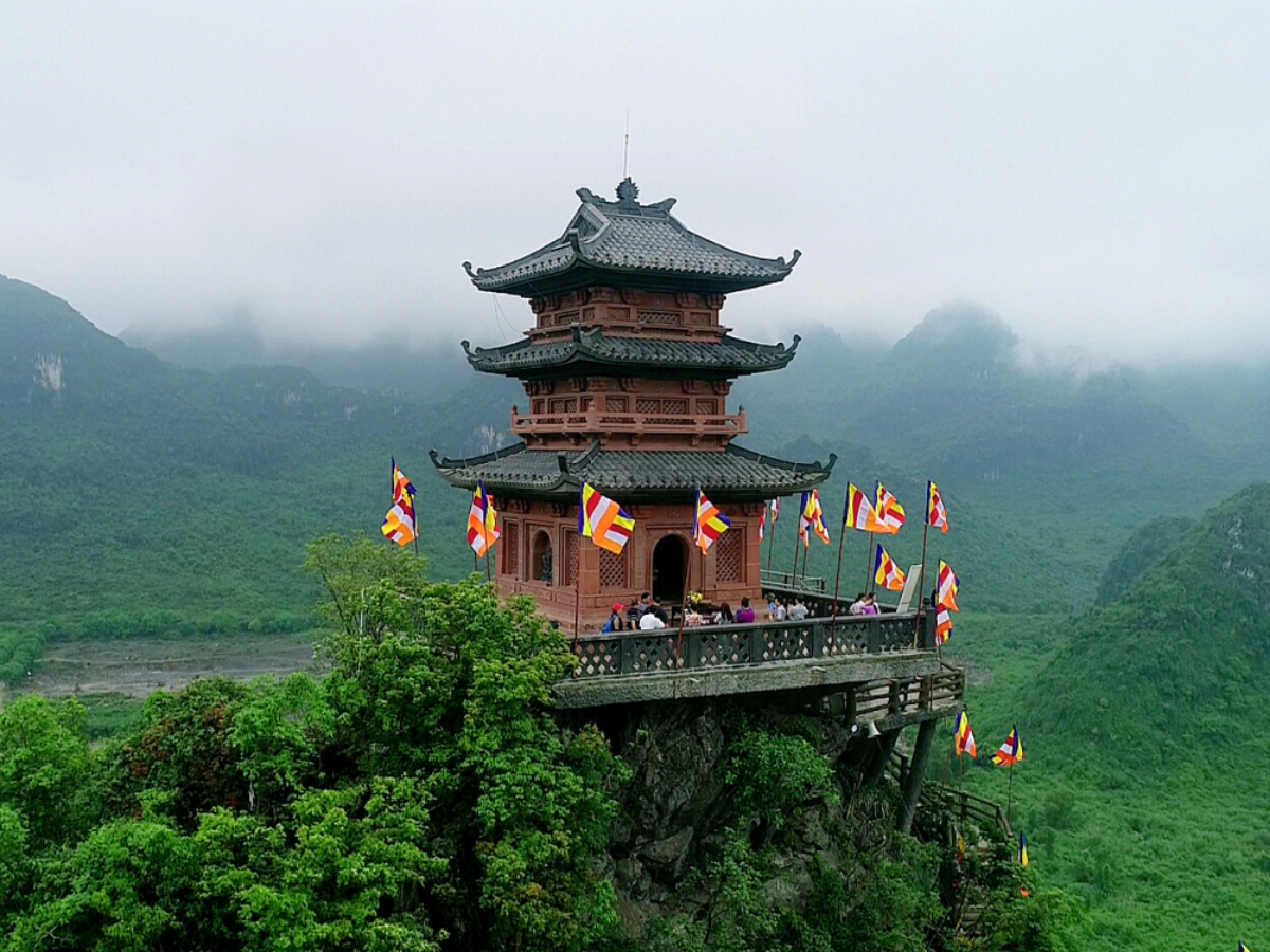 Vãn cảnh và chiêm bái tại chùa Tam Chúc.