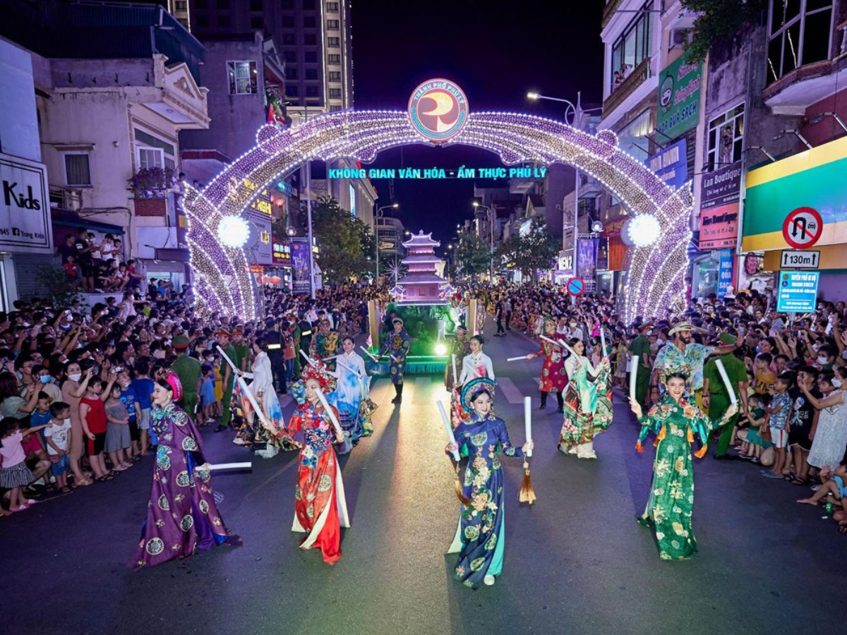 Đại nhạc hội Rực rỡ Hà Nam thu hút đông đảo người dân và du khách quan tâm.