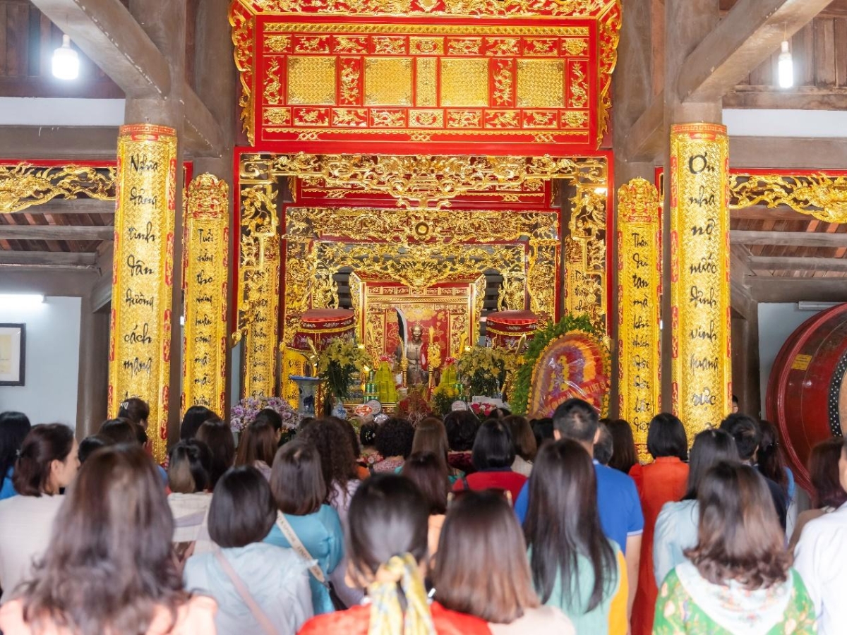 Đền thờ 10 cô gái Lam Hạ thu hút đông khách tham quan mỗi dịp lễ.