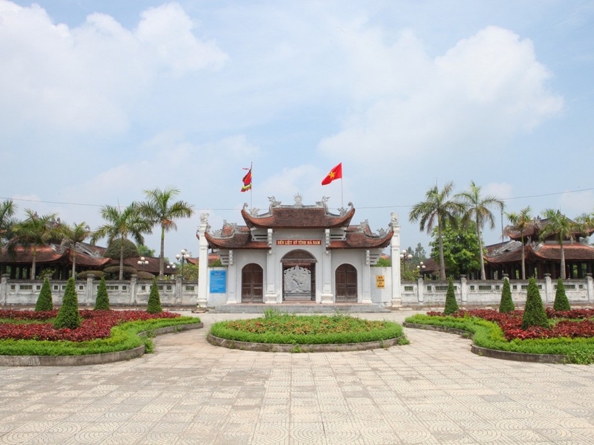 Đền thờ 10 cô gái Lam Hạ được xây cùng với Đền Liệt sĩ tỉnh Hà Nam