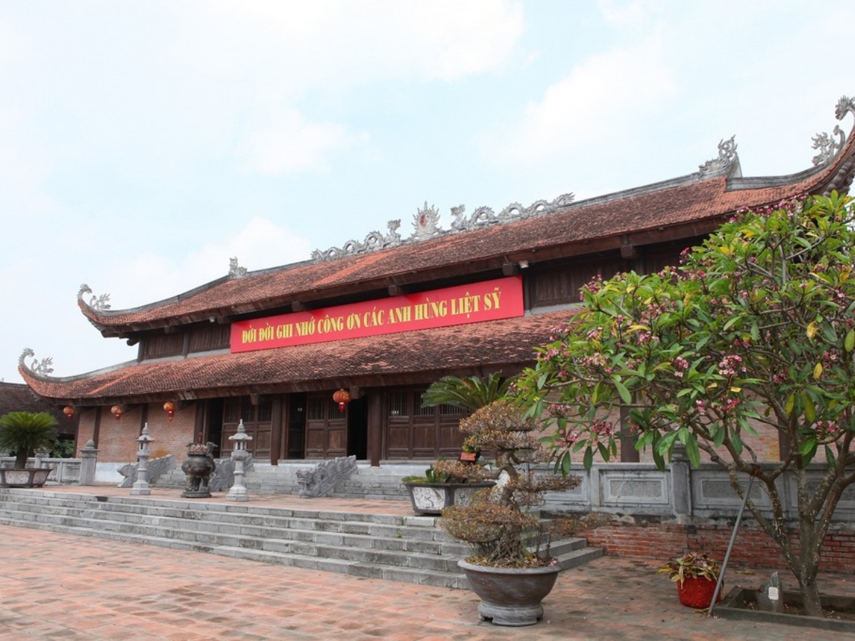 Đền thờ 10 cô gái Lam Hạ đại diện cho tinh thần bất khuất của người dân Việt Nam.