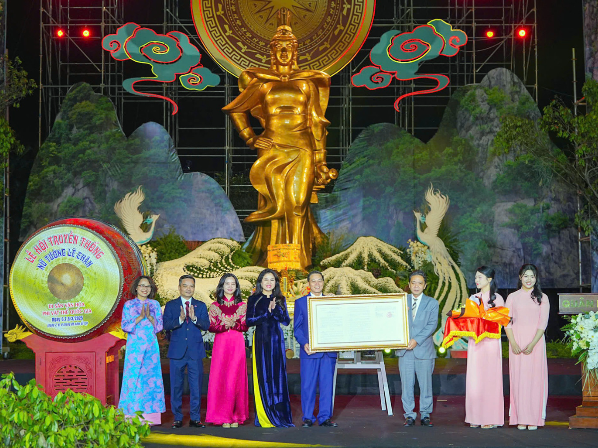 Đền Lê Chân không chỉ là nơi thờ phụng mà còn là là điểm hẹn văn hoá.