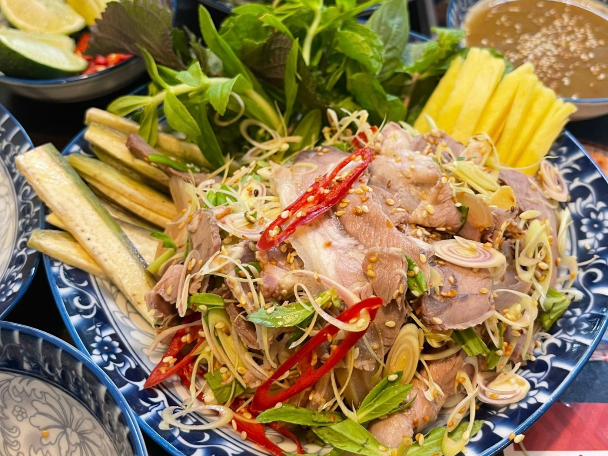 Dê núi Kim Bảng là đặc sản phải thử khi ghé Ninh Bình.