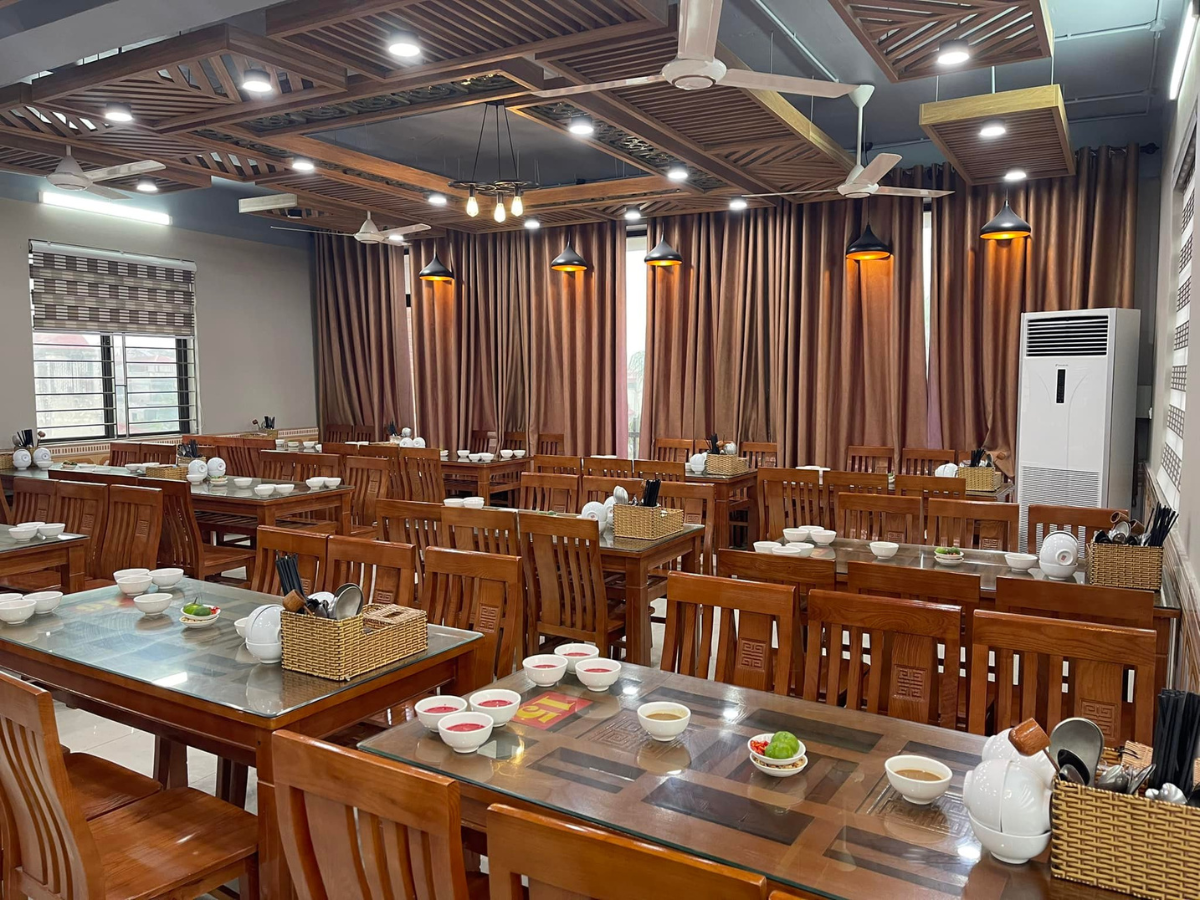 Nhà hàng Lâm Thụ nổi tiếng với món dê hầm thuốc bắc gia truyền.