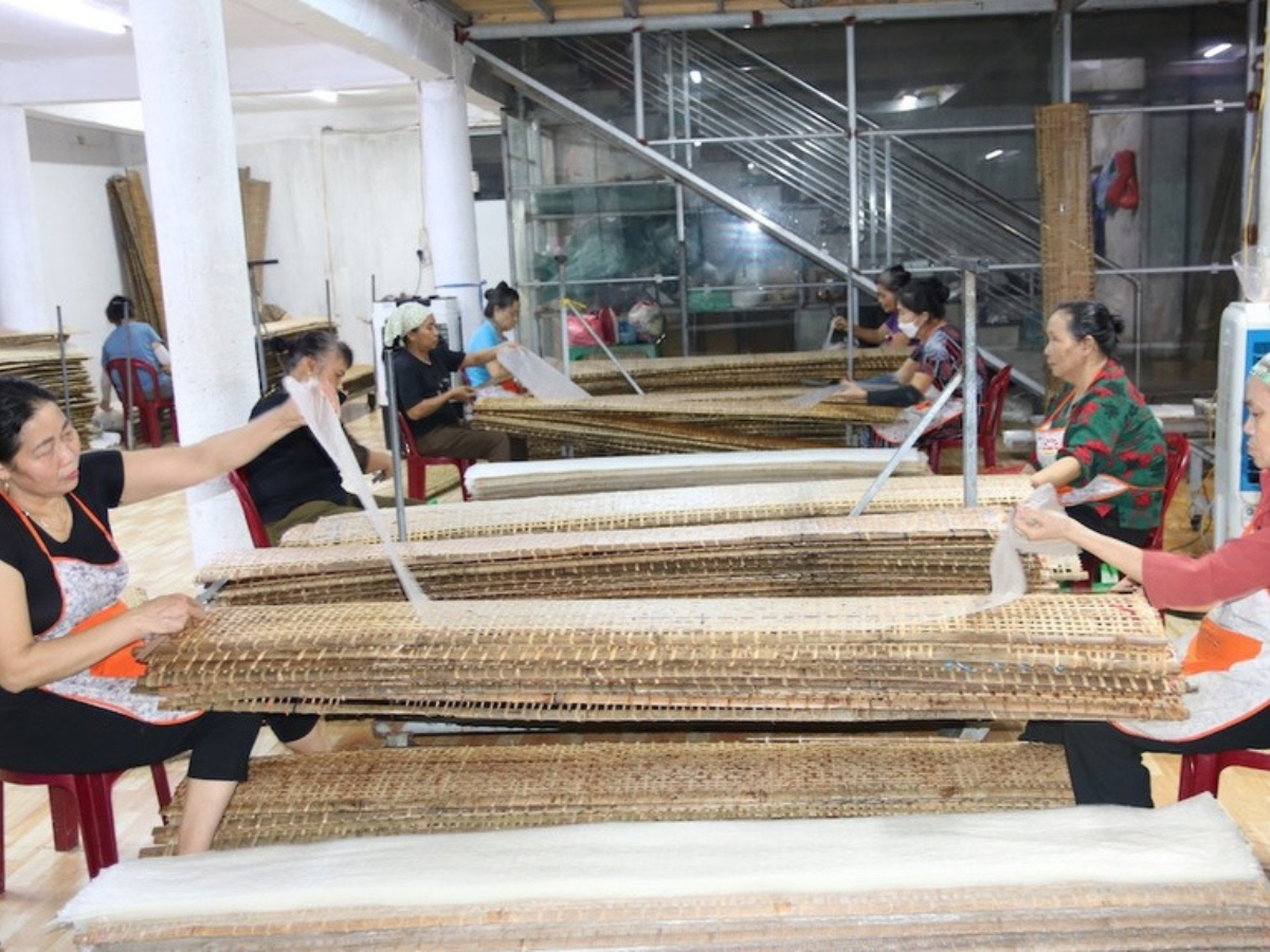 Bánh đa nem mang về doanh thu ấn tượng cho người dân làng Chều.