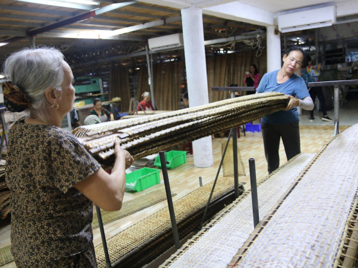 Bánh còn được hong trong bóng râm để giữ độ mềm dẻo.