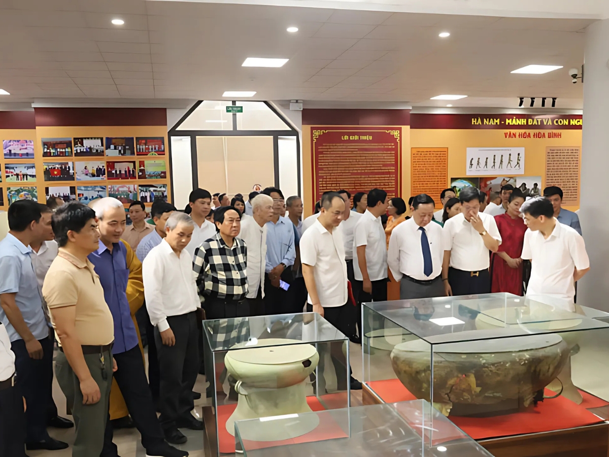 Du khách tới tham quan và nghiên cứu tại bảo tàng Hà Nam.