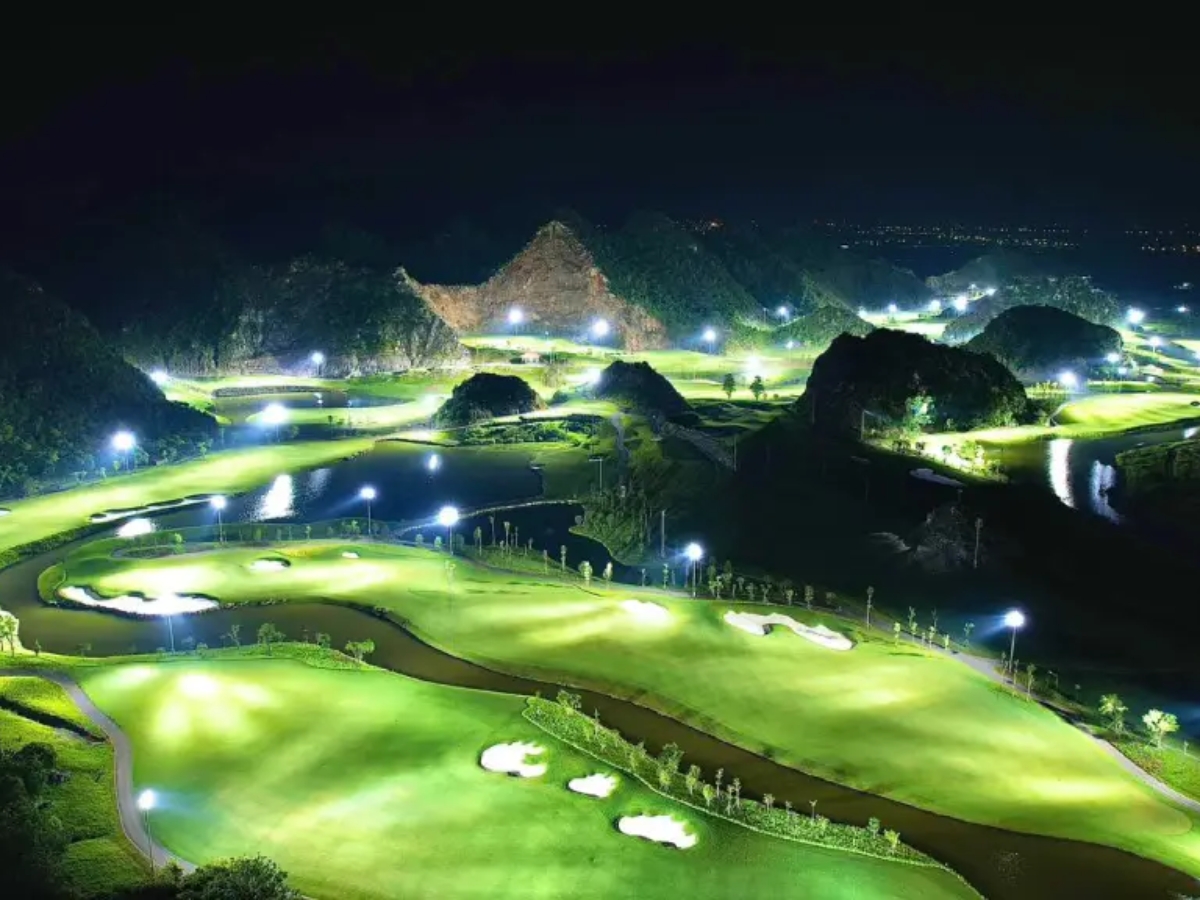 Nên đặt lịch sân trước 1-2 tuần để đảm bảo sân không kín lịch vào ngày mà du khách dự định đi