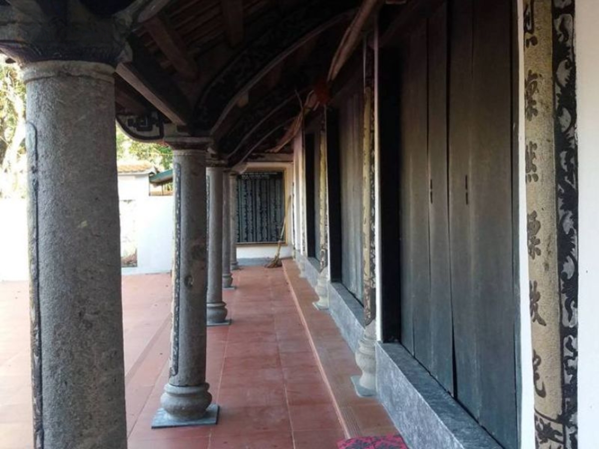 Tiền đường của đình được làm từ đá nguyên khối