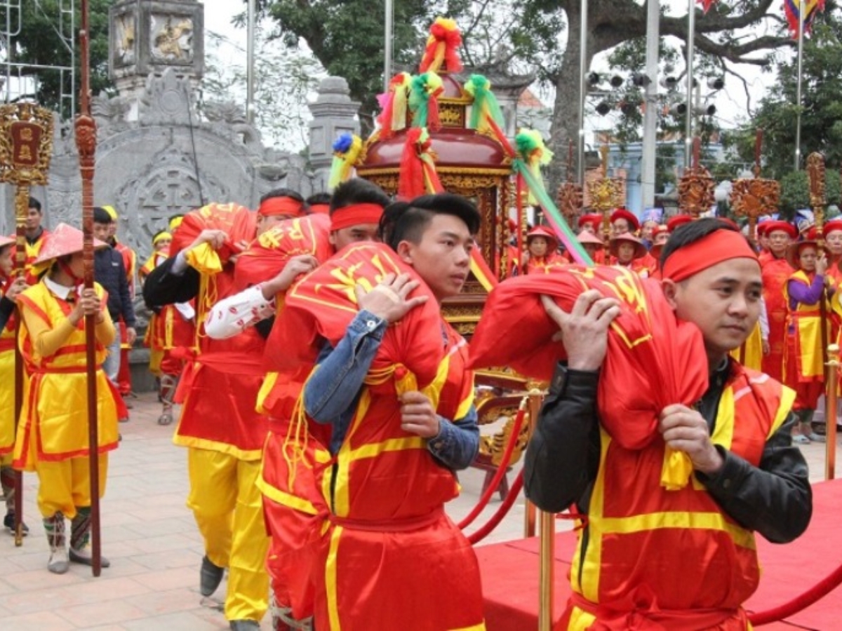 Lễ hội đình đá diễn ra vào mùng 6 đến mùng 8 tháng Giêng hàng năm, thu hút đông đảo người dân tứ xứ tham gia