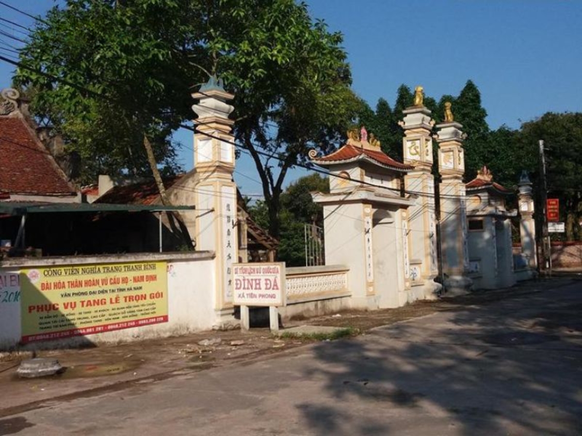 Cổng vào Đình đá Tiên Phong - di tích lịch sử quốc gia