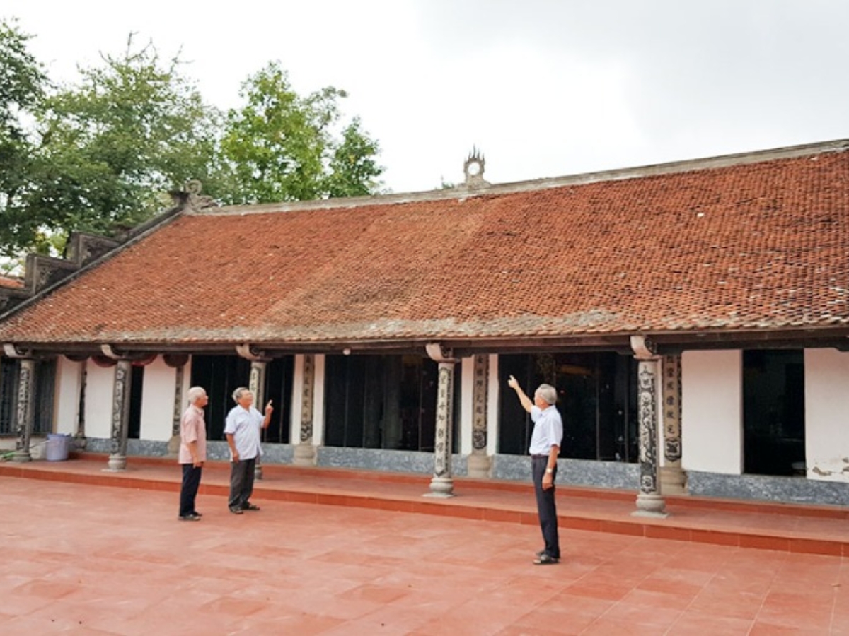 Nghệ thuật điêu khắc tinh xảo tại Đình đá Tiên Phong khiến du khách tham quan không thể rời mắt.