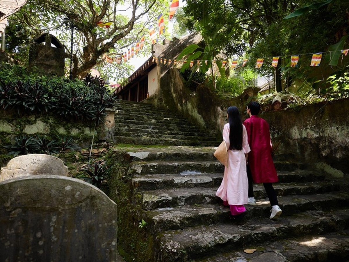 Hành trình leo 373 bậc đá chắc chắn sẽ khiến du khách có trải nghiệm đáng nhớ