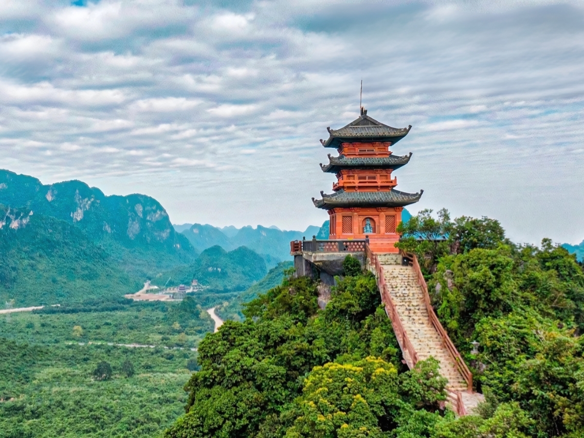 Quần thể Tam Chúc là một lựa chọn du lịch kết hợp với Núi Chùa Thôn Châu tuyệt vời