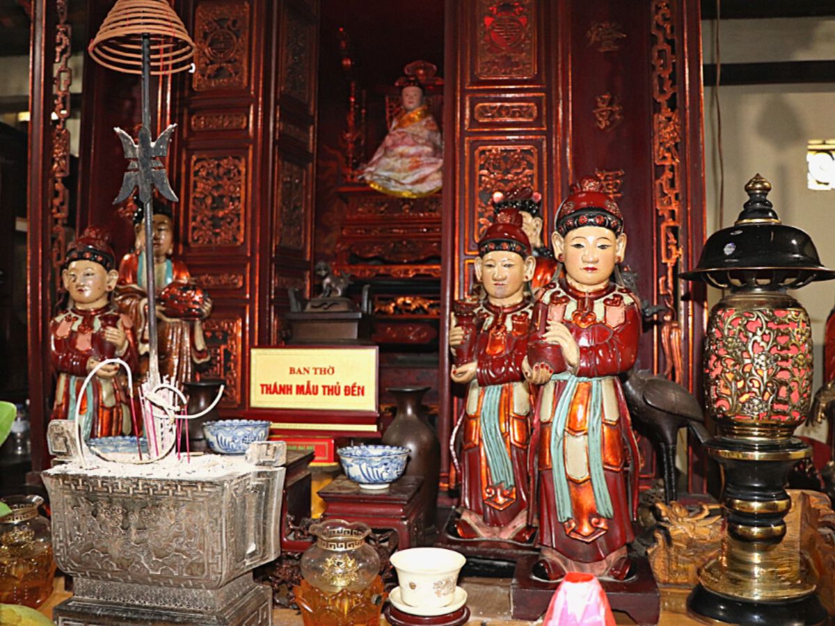 Ban thờ bên trong đền Bà Vũ.