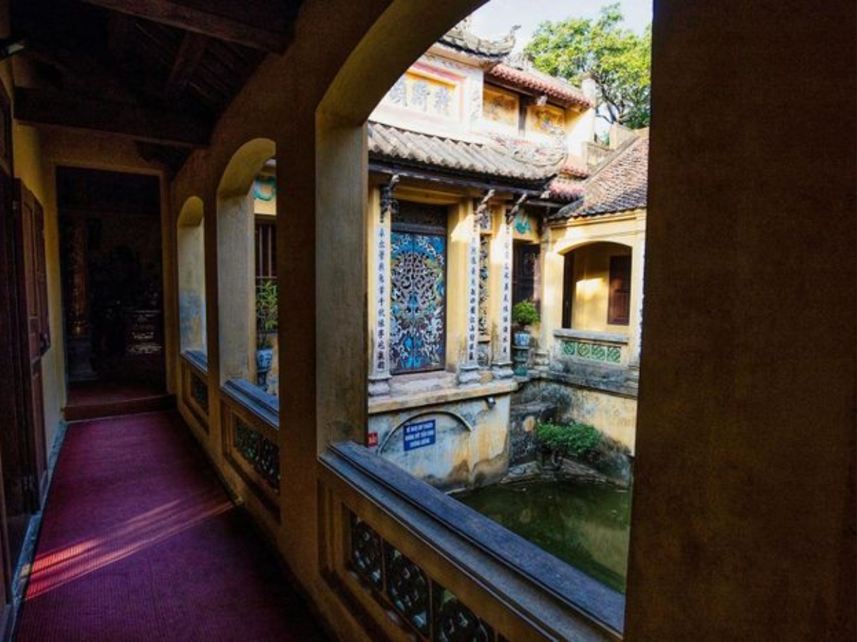 Họa tiết rồng, phượng, mây được thể hiện cầu kì trên từng cột, mái, cửa võng