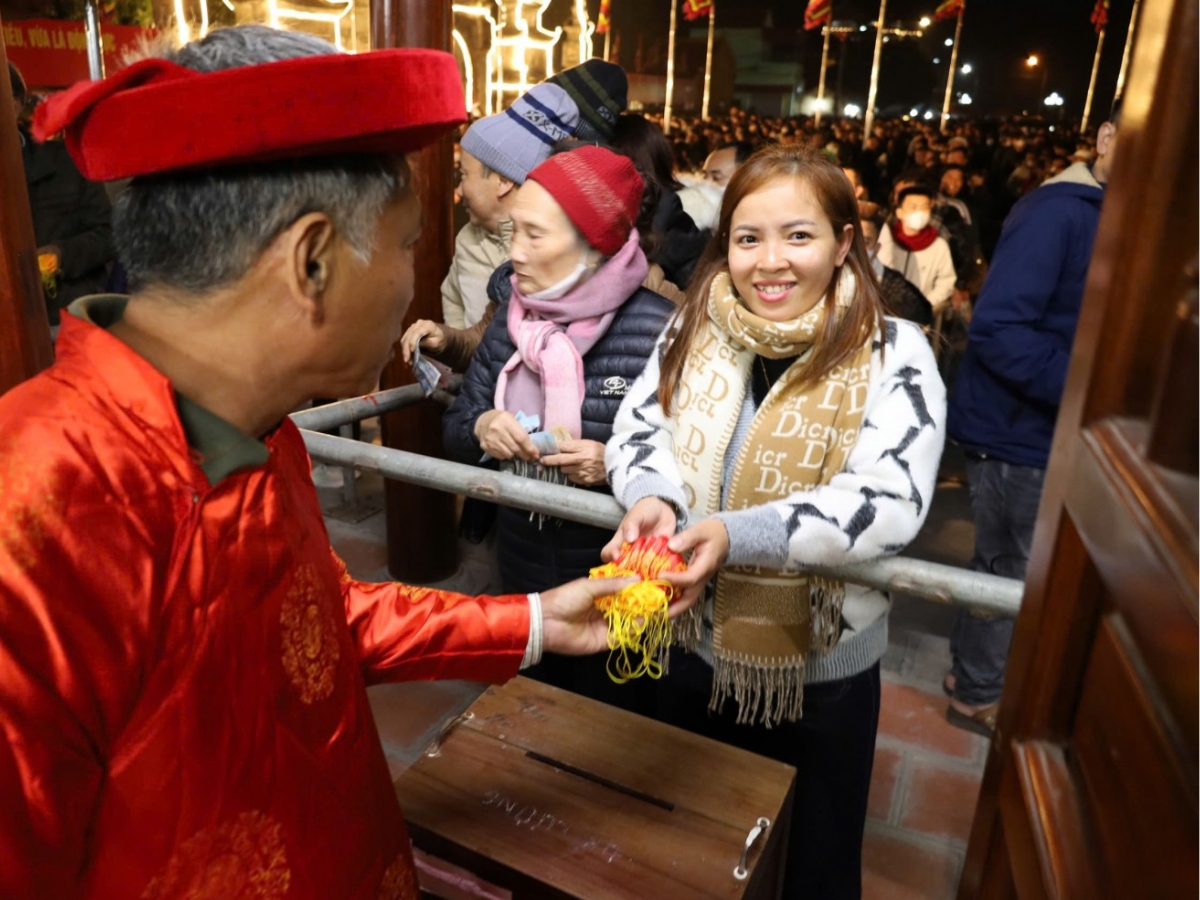 Người dân vui vẻ khi được phát lương