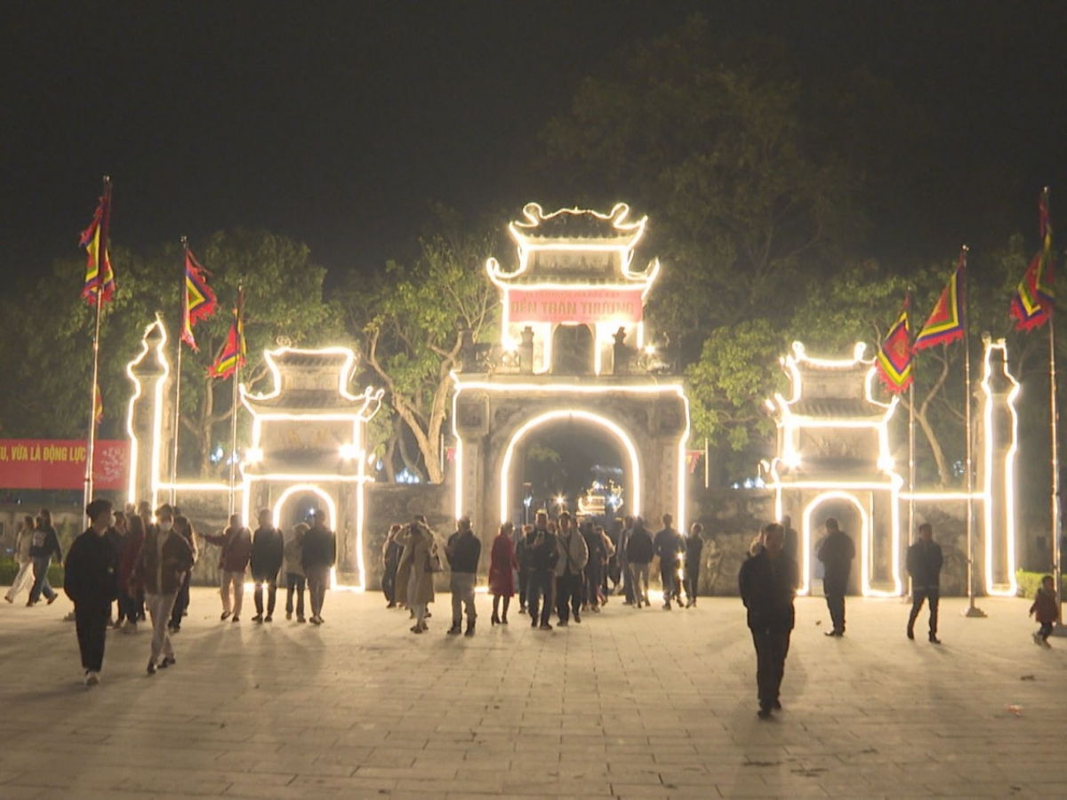 Muôn vàn góc check-in đẹp mê hồn tại đền Trần Thương