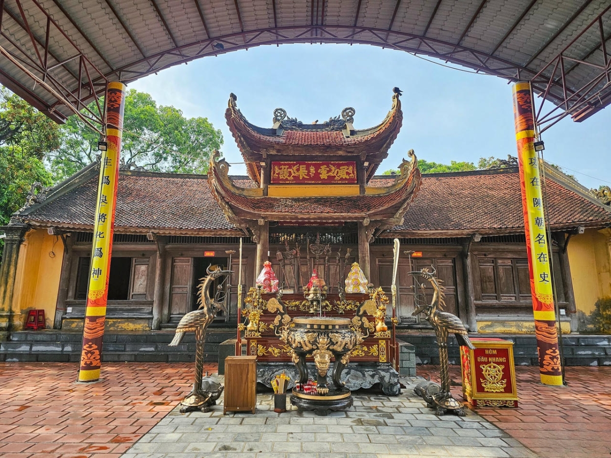 Khung cảnh phía trước sân đền Trần Thương