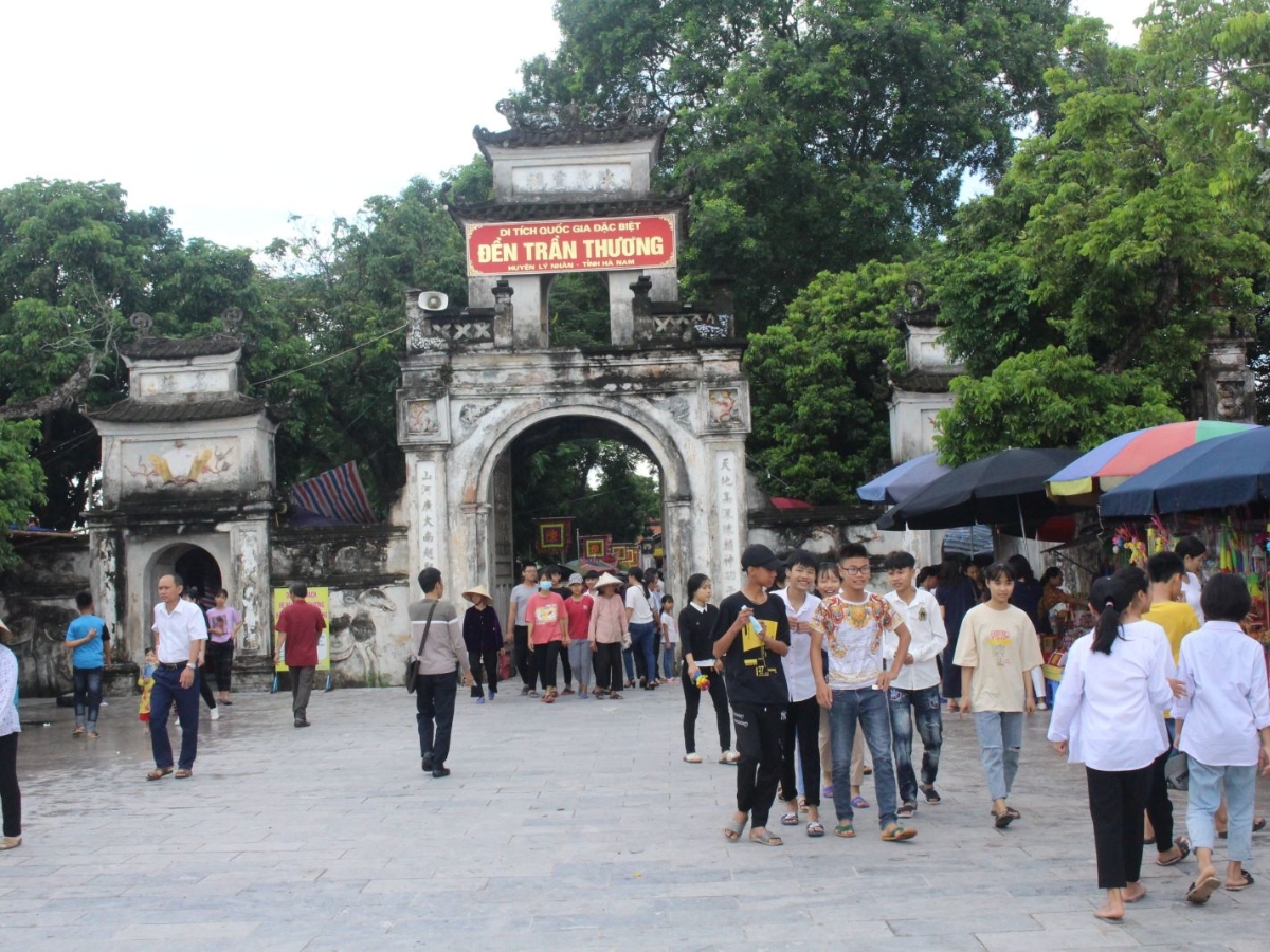 Cần giữ an toàn cũng như tuân thủ phép tắc khi ghé đền Trần Thương, đặc biệt vào mùa lễ