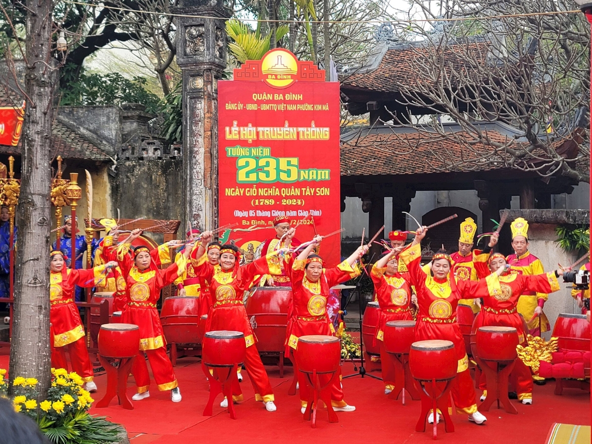 Hòa mình vào không khí tưng bừng của lễ hội làng nghề Đọi Tam.