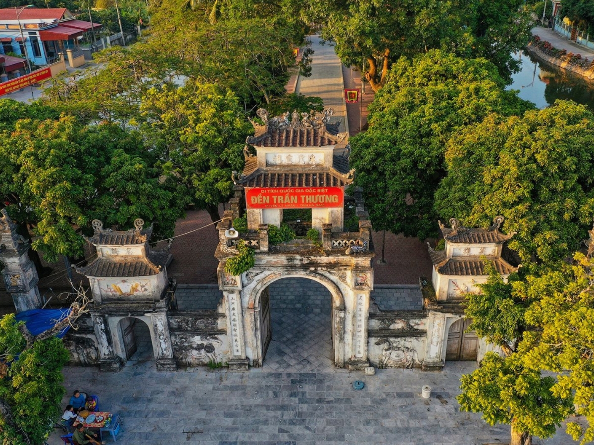 Đền Trần Thương mang một nét đẹp cổ kính, hoang sơ.