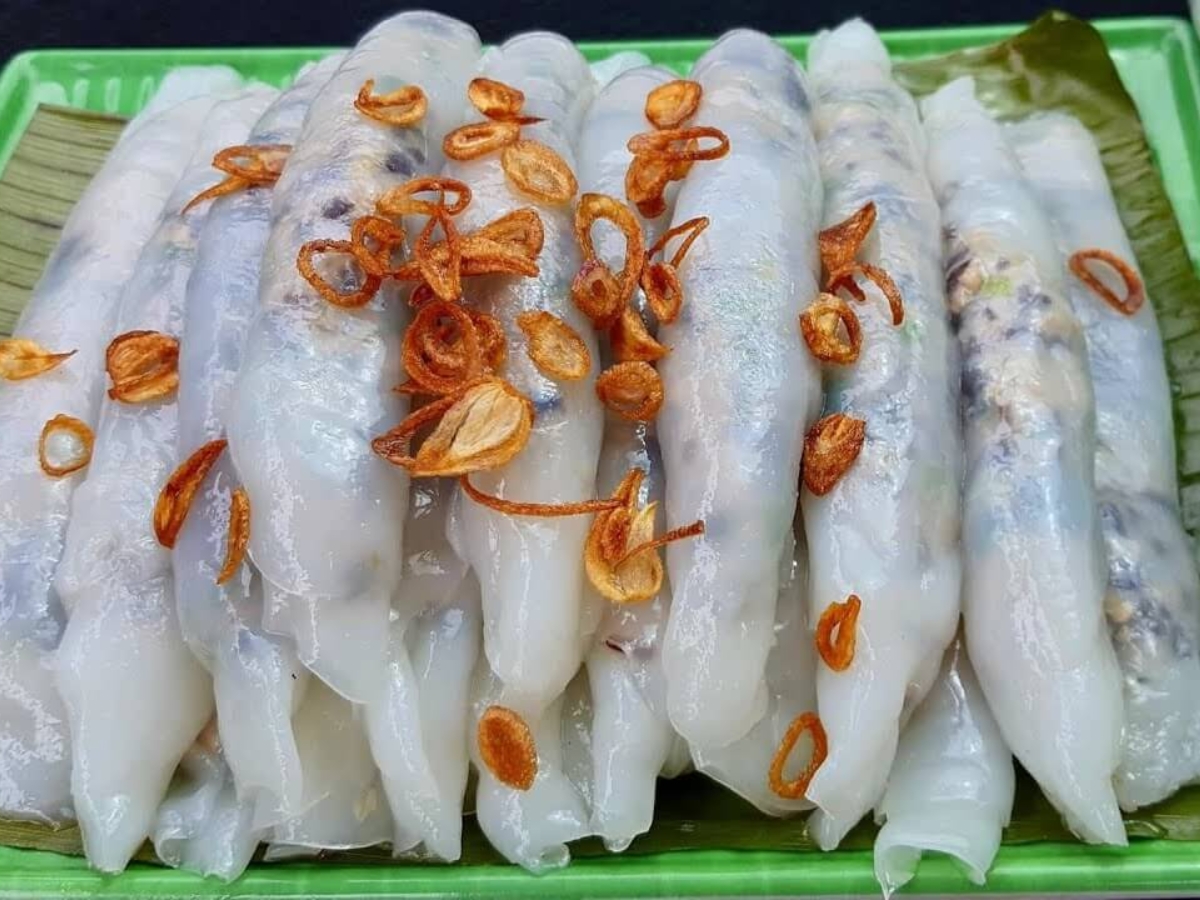 Thưởng thức món bánh cuốn Phủ Lý thơm ngon, mềm mướt.