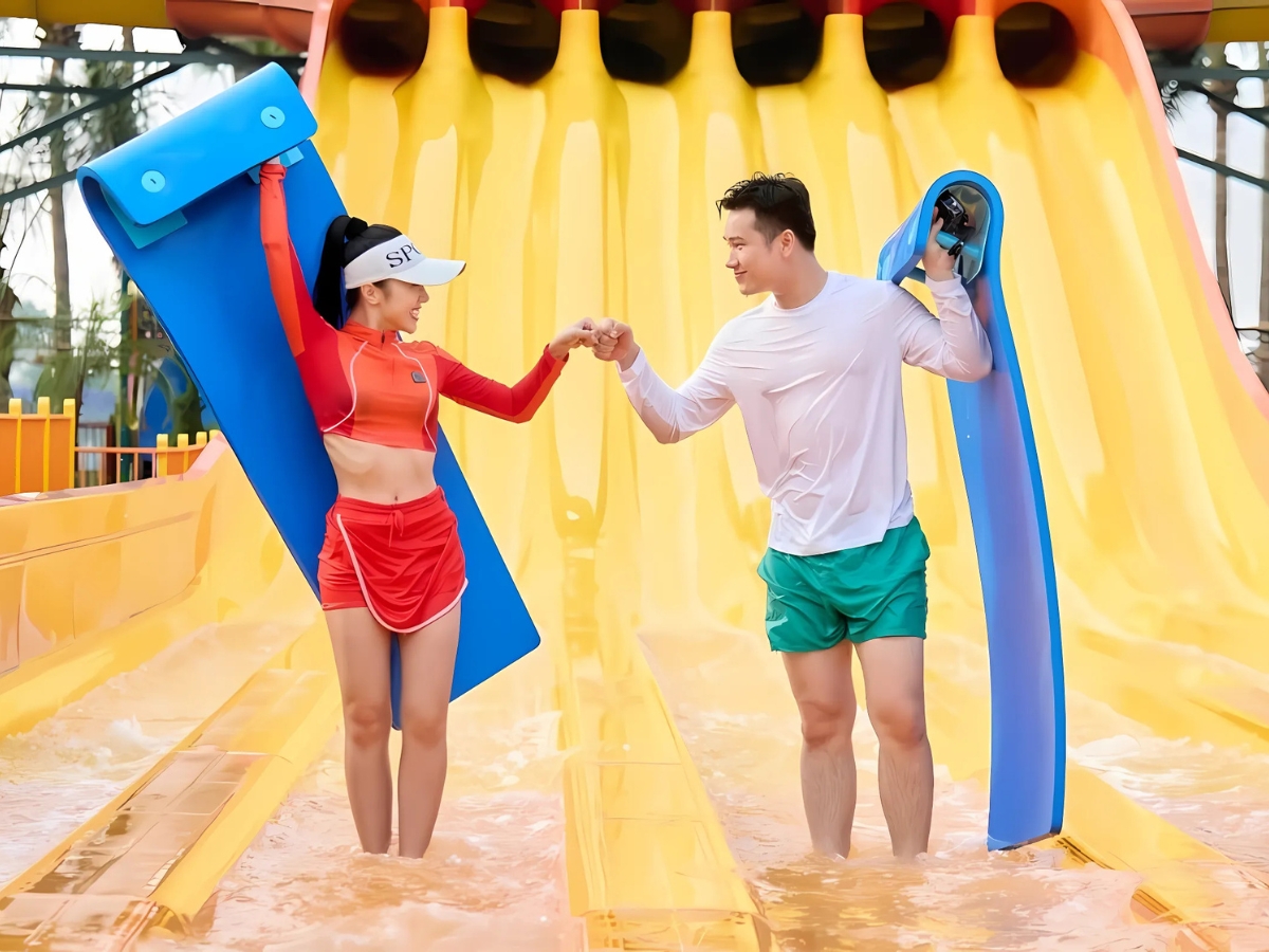 Mặc đồ bơi chuyên dụng để có thể tận hưởng tất cả các trò chơi tại Sun World Ha Nam