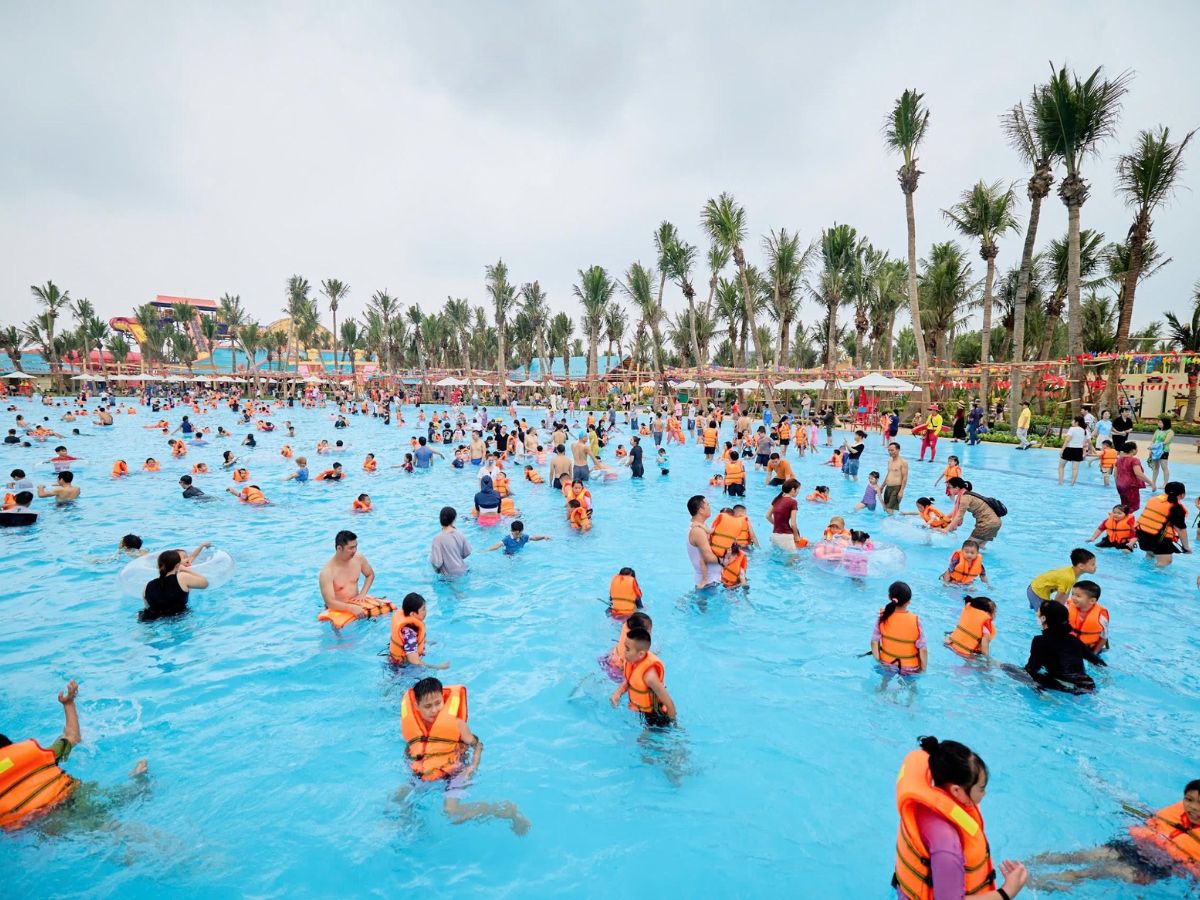 Buổi sáng và xế chiều là khoảng thời gian lý tưởng để vui chơi tại công viên nước