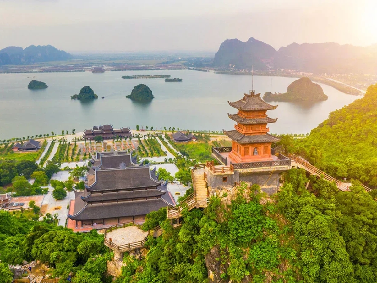 Cảnh sắc thiên nhiên hùng vĩ tại chùa Tam Chúc.