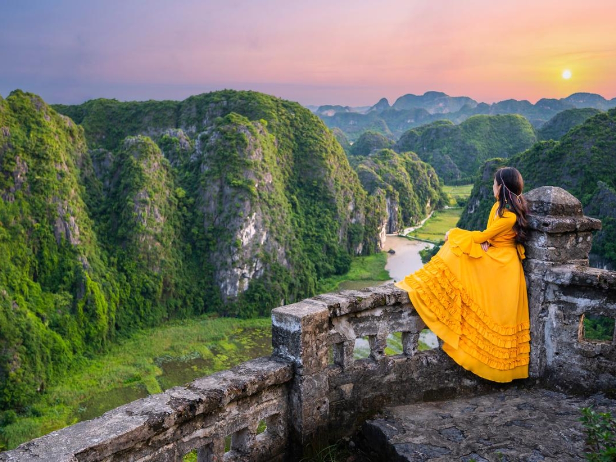 Ngắm cảnh hoàng hôn tuyệt đẹp tại Hang Múa. Ngắm cảnh hoàng hôn tuyệt đẹp tại Hang Múa.