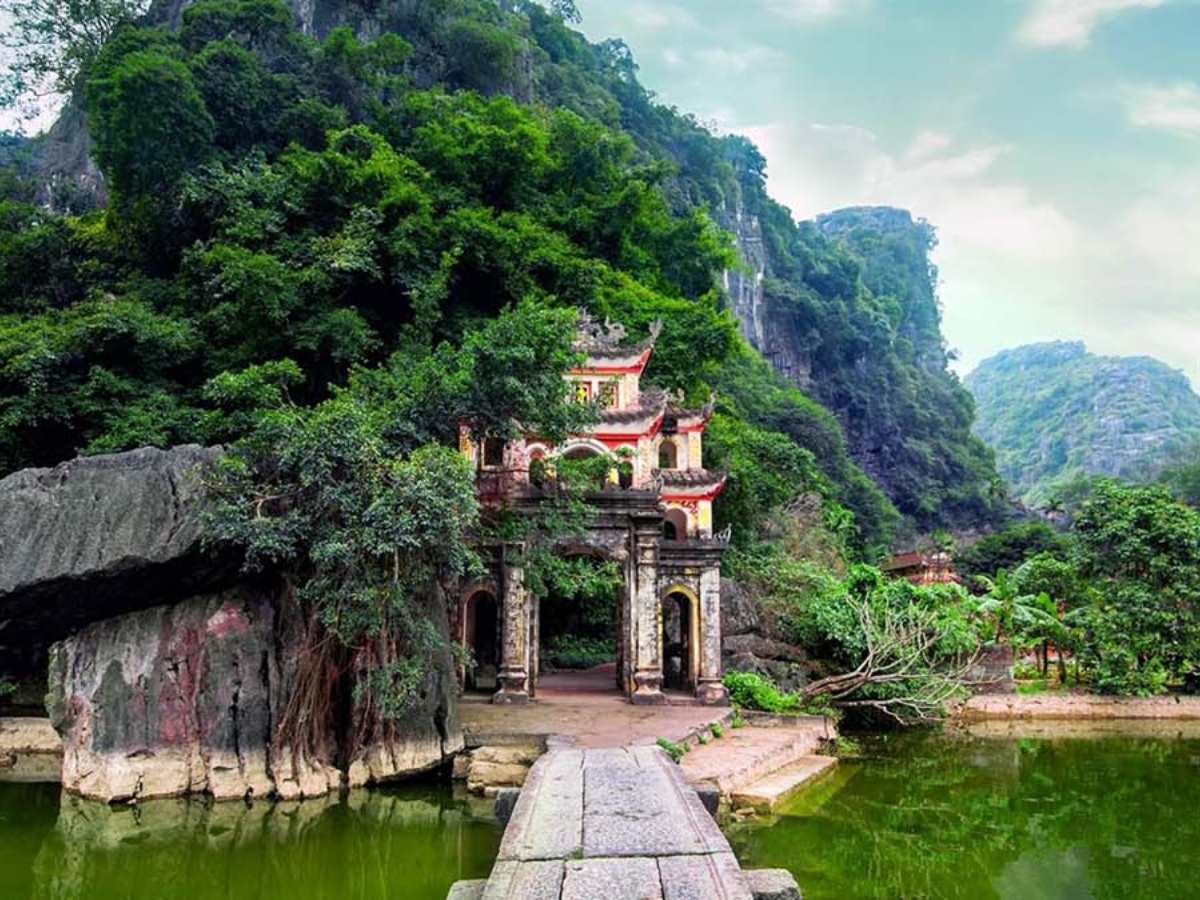 Tham quan và chiêm bái tại chùa Bích Động cổ kính.