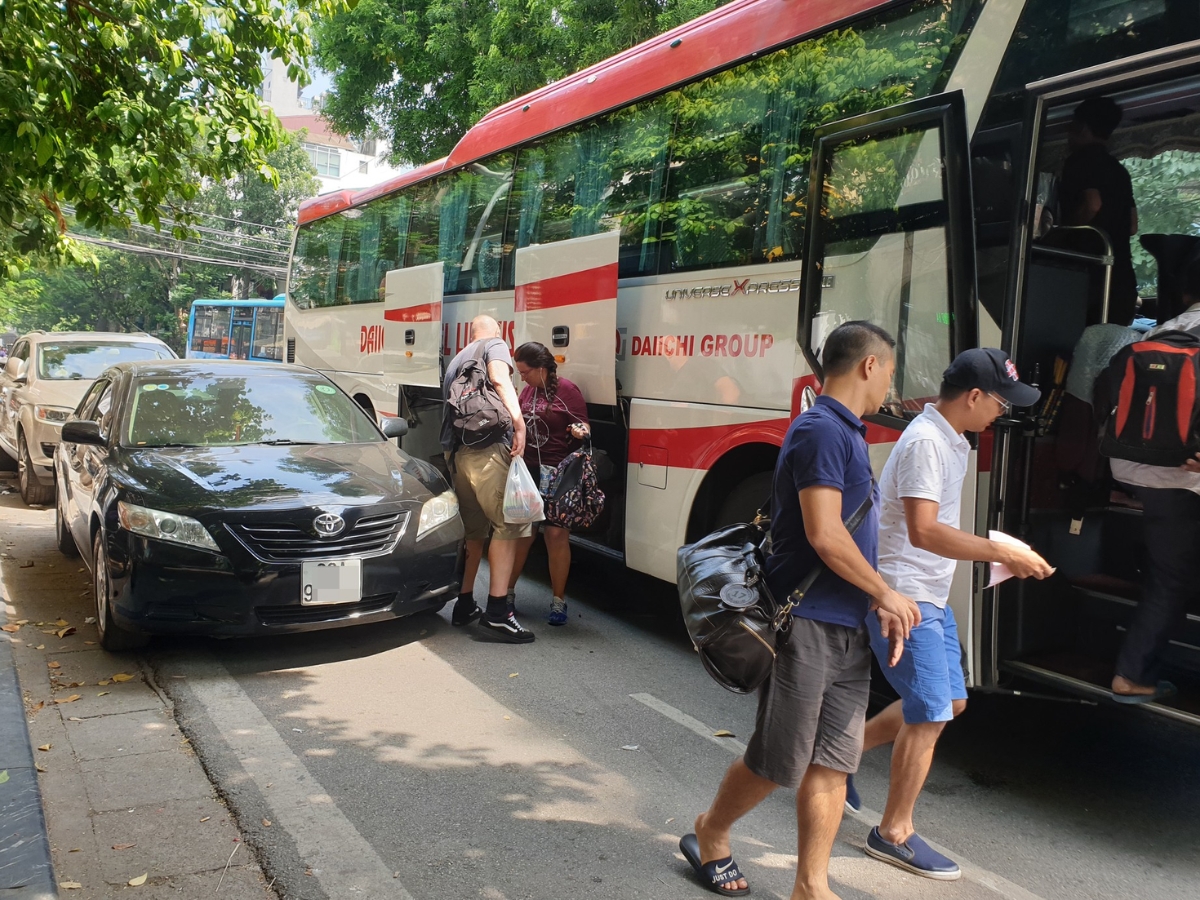 Di chuyển bằng xe khách vừa nhanh chóng lại thuận tiện.