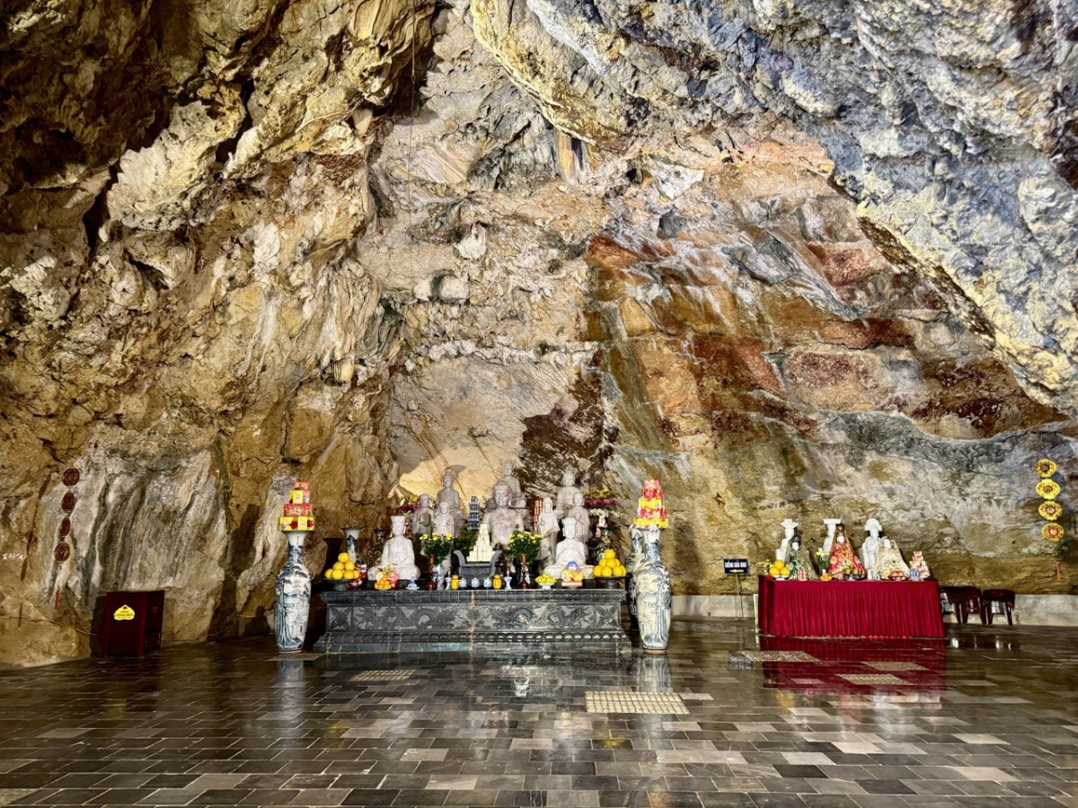 Giữ trật tự và bày tỏ lòng thành kính khi dâng hương và tham quan tại chùa.