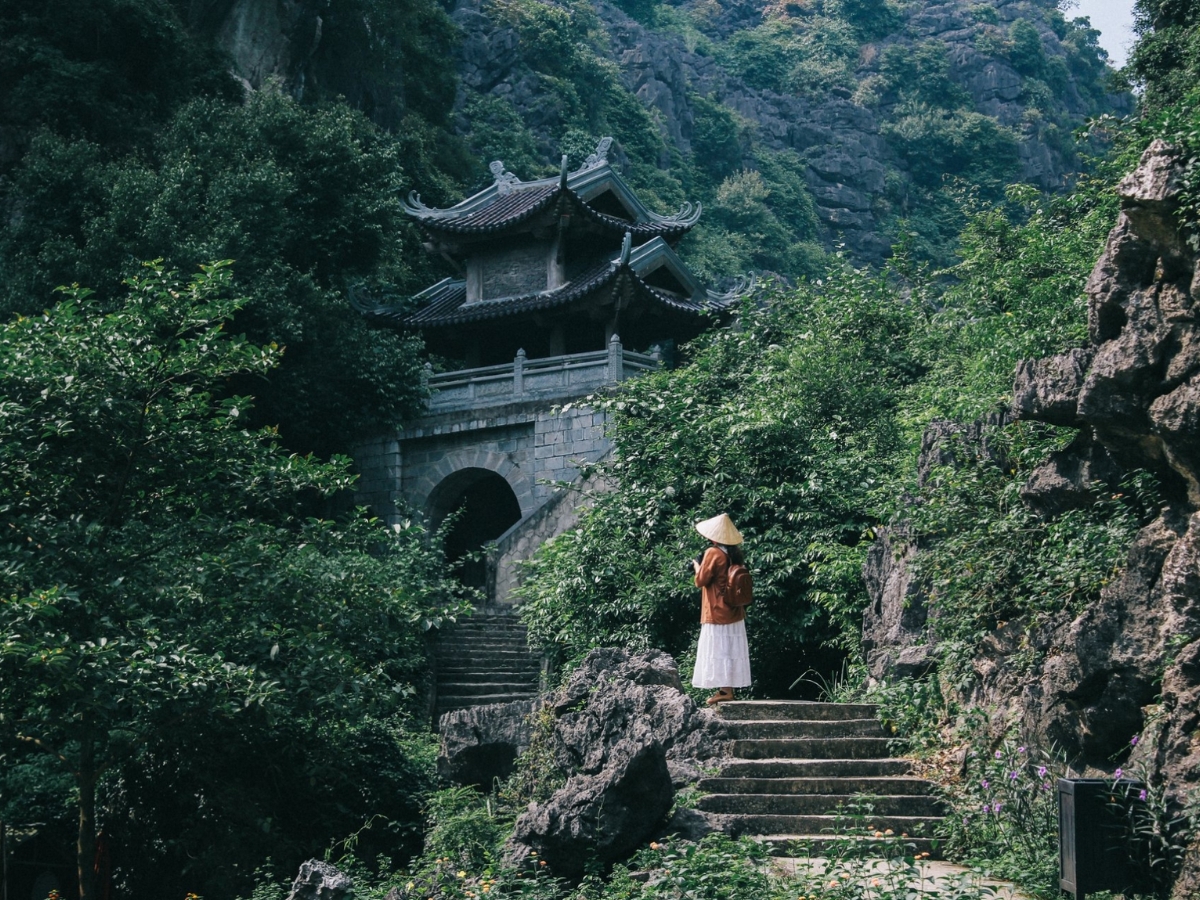 Động Am Tiên với cảnh quan “đẹp tựa trong tranh”.