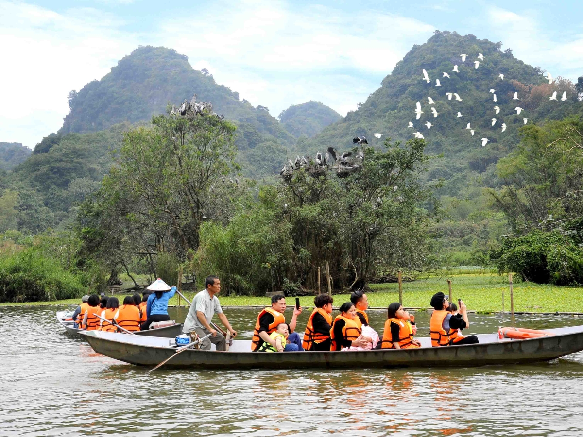 Ngồi thuyền ngắm cảnh sắc yên bình, thơ mộng tại Hồ Tiên. 